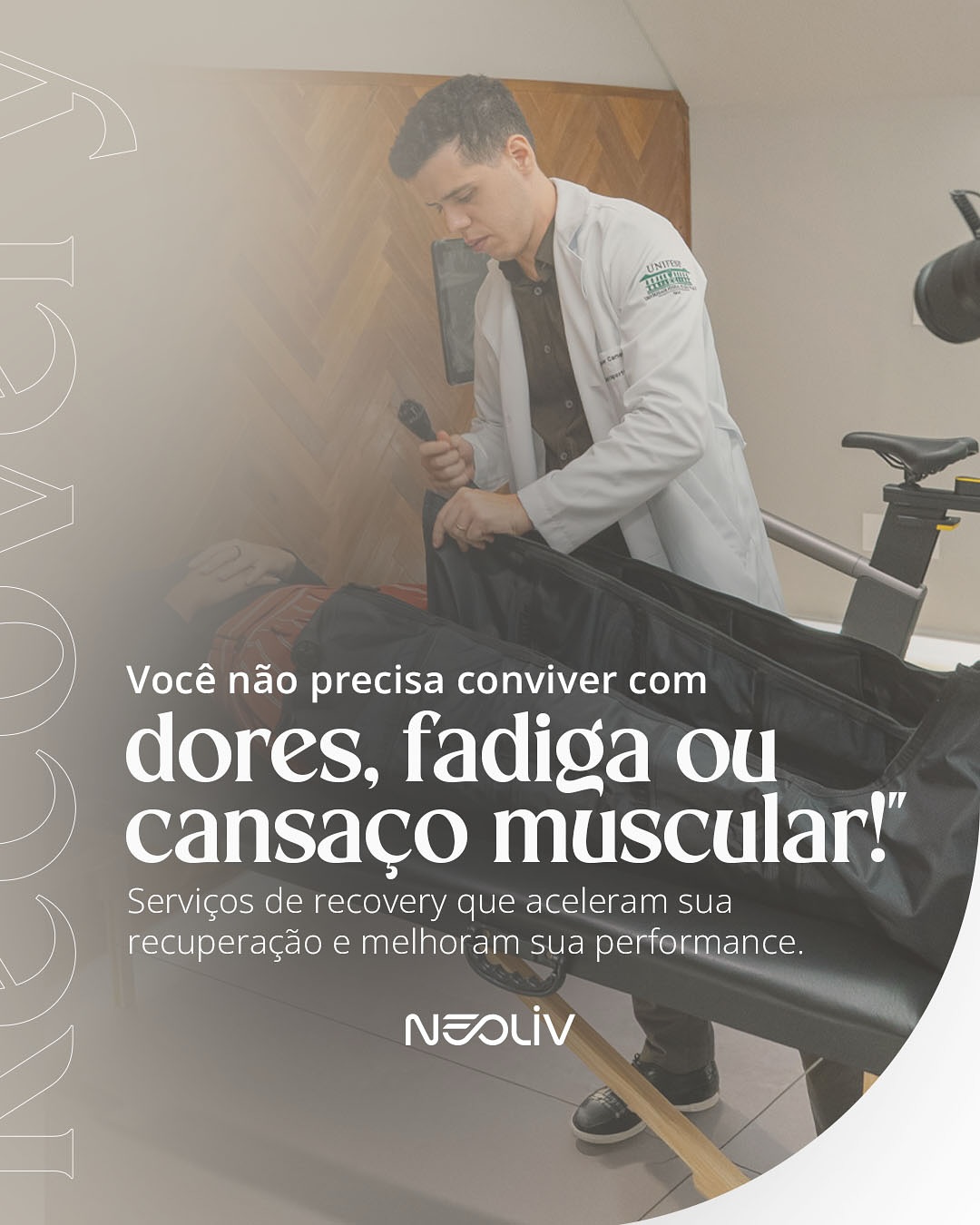 Dr. Felipe Xavier manuseando Botas Compressivas em um paciente.