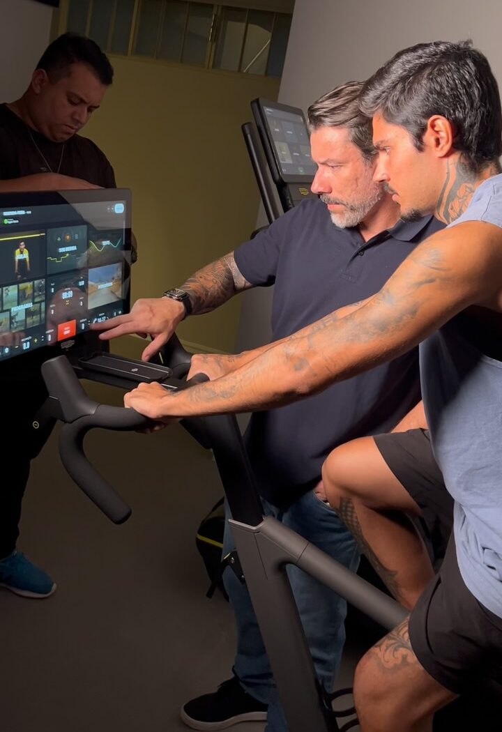 Paciente realizando avaliação funcional com especialista em osteopatia em Brasília para tratamento de dor e reequilíbrio corporal.